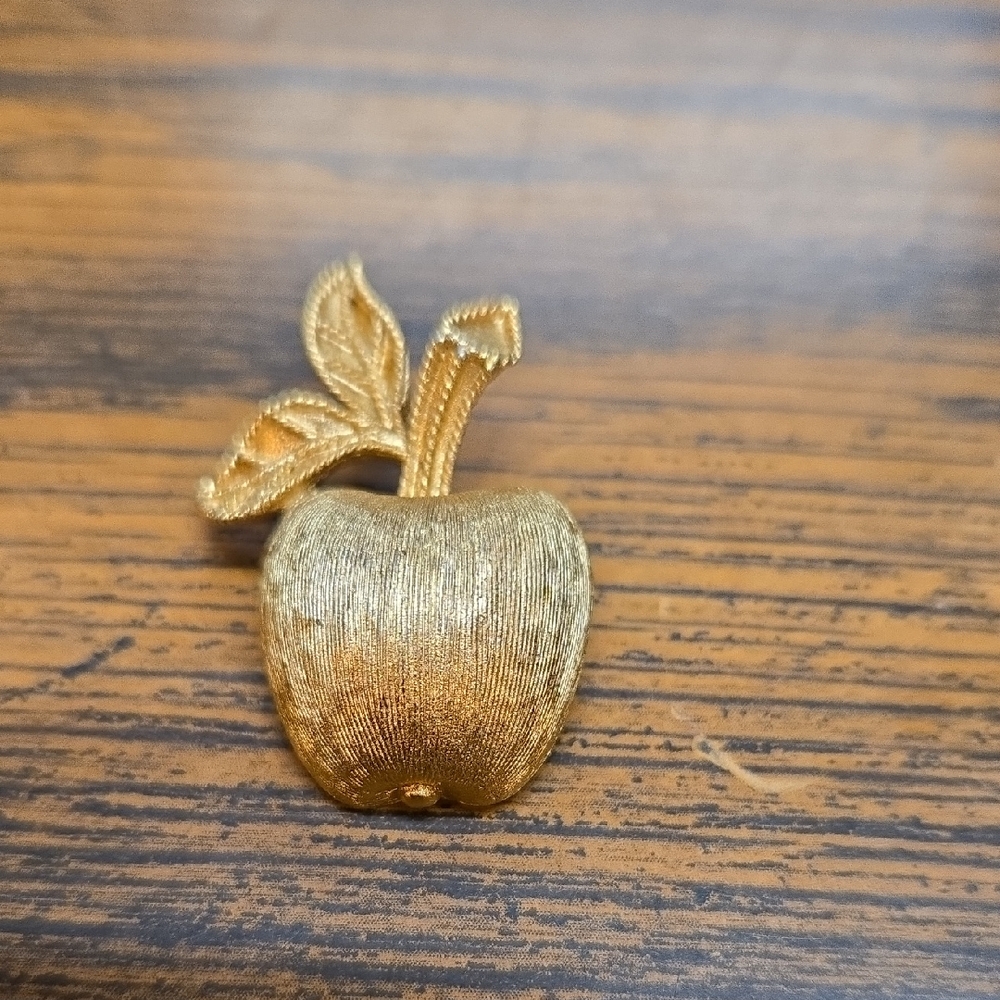 Vintage Avon Gold Apple Brooch Pin